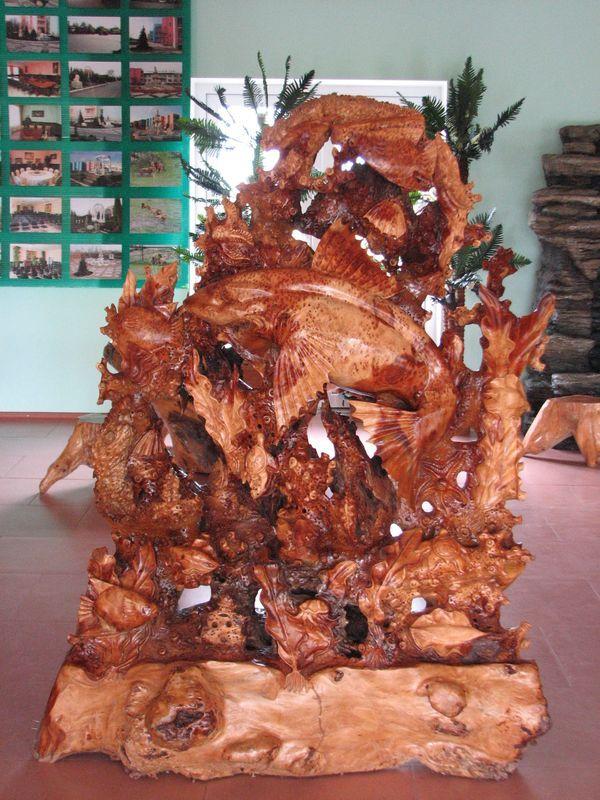 017 Skulptura iz dereva v kafe Safari-parka Tajgan on zhe Park lvov 02