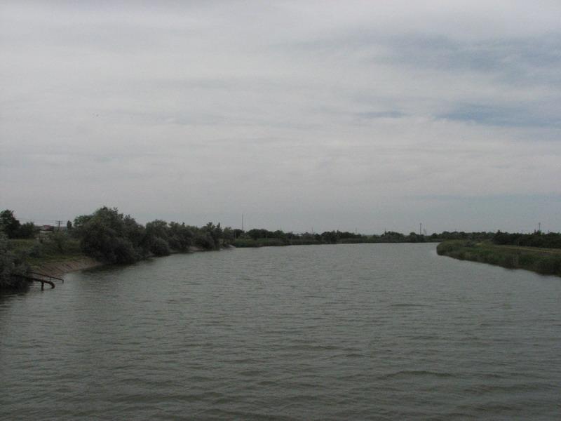 Severo-Krimskij kanal v Armyanske vid s avtomobilnogo mosta
