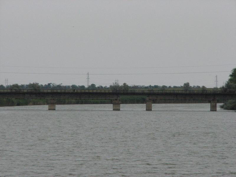 Severo-Krimskij kanal v Armyanske vid s avtomobilnogo mosta na zhd most
