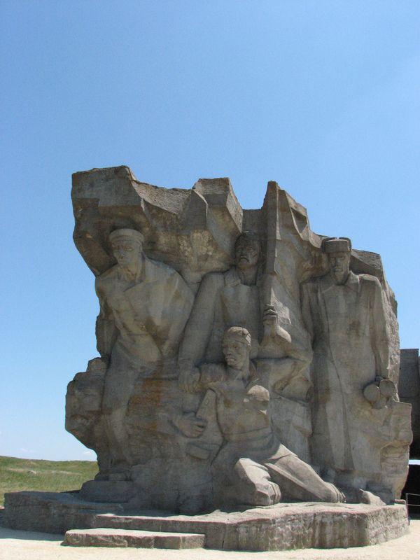 004 monument nad vhodom v Adzhimushkajskie kamenolomni levaya chast