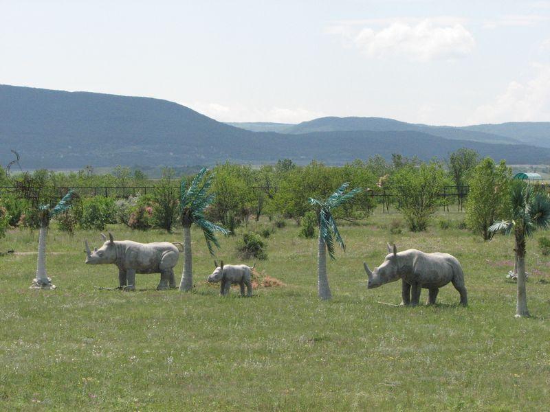 003 Skulpturi nosorogov v Safari-parke tajgan on zhe Park  lvov