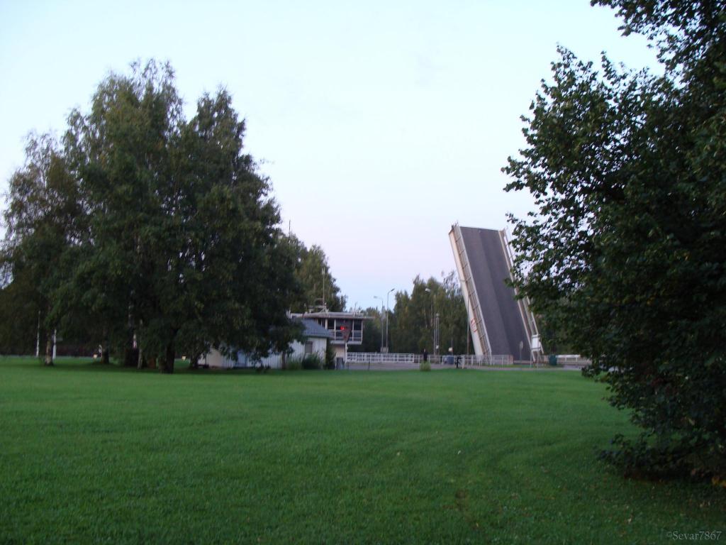 Мост на шлюзе через Сайменский канал