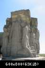 003 monument nad vhodom v Adzhimushkajskie kamenolomni pravaya chast