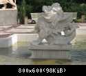002 Lev s telom ribi v fontane v Safari-parke Tajgan on zhe Park  lvov