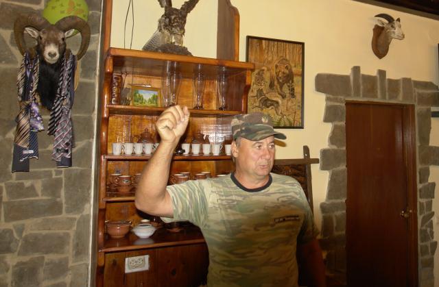 Егерь в питомнике Холодная гора рассказывает про галстуки