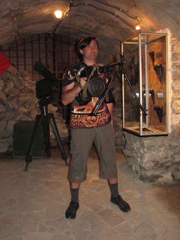 014 Ya s ruchnim pulemetom Dyagtereva na vistavke oruzhiya v Adzhimushkajskih kamenolomnyah