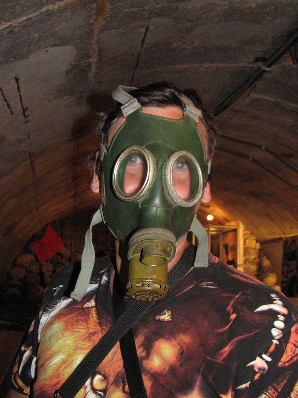 016 Ya v protivogaze na vistavke oruzhiya v Adzhimushkajskih kamenolomnyah