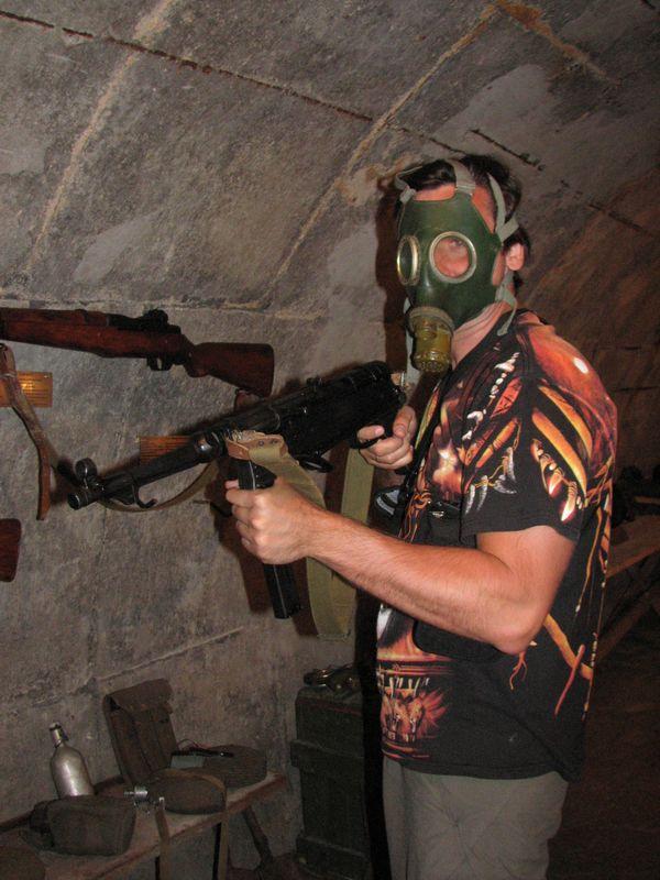 015 Ya s MP-38 i v protivogaze na vistavke oruzhiya v Adzhimushkajskih kamenolomnyah