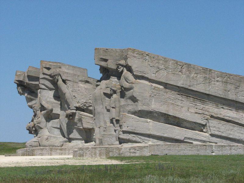 001 monument nad vhodom v Adzhimushkajskie kamenolomni obschij plan