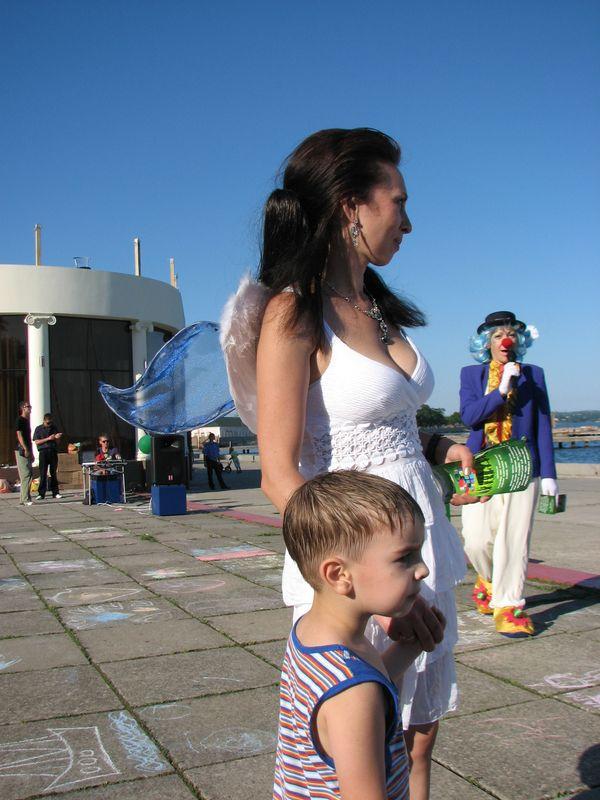 005 devushka-angel na detskom prazdnike na naberezhnoj Kerchi