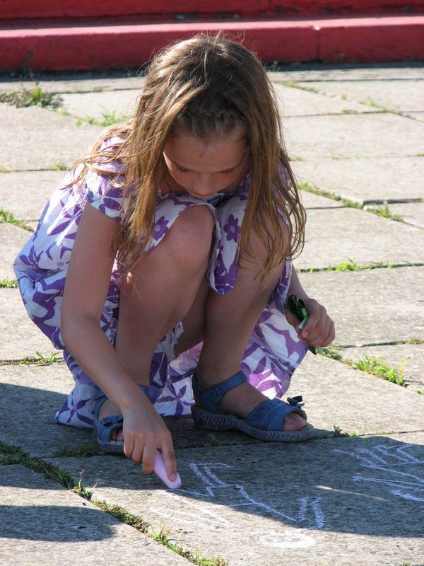 002 Ksenya risuet na asfalte na naberezhnoj Kerchi