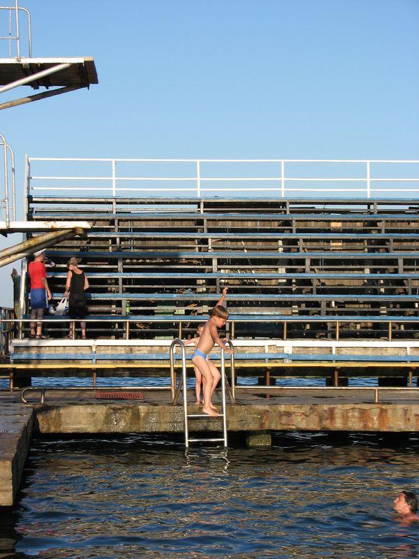 010 Savka prigaet s pervoj platformi vishki na kerchenskoj vodnoj stancii 2