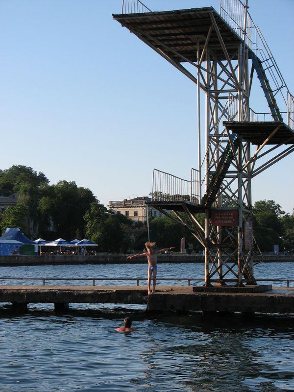 009 Savka prigaet s pervoj platformi vishki na kerchenskoj vodnoj stancii 1