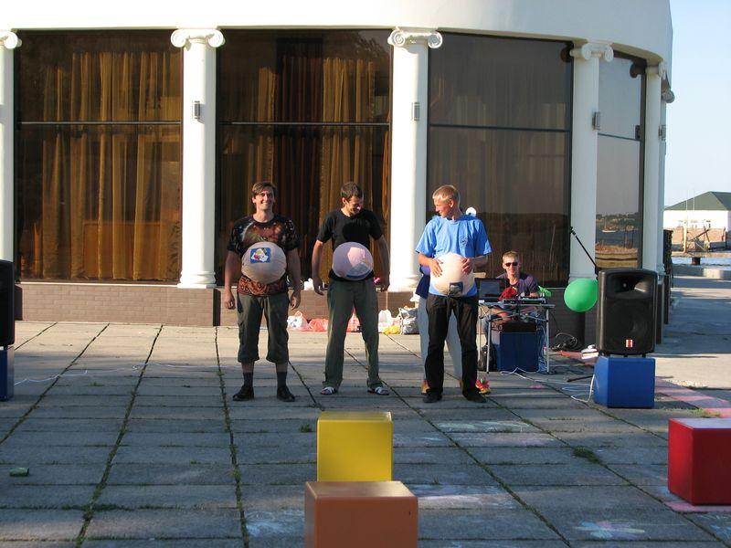 008 Ya gorovlyus k konkursu na detskom prazdnike naberezhnoj Kerchi