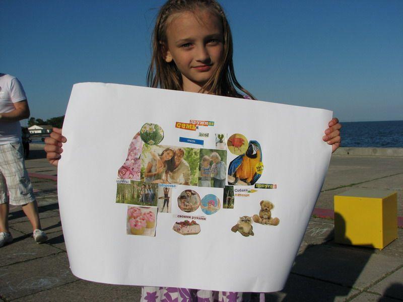 007 Ksenya derzhir kollazh na detskom prazdnike naberezhnoj Kerchi