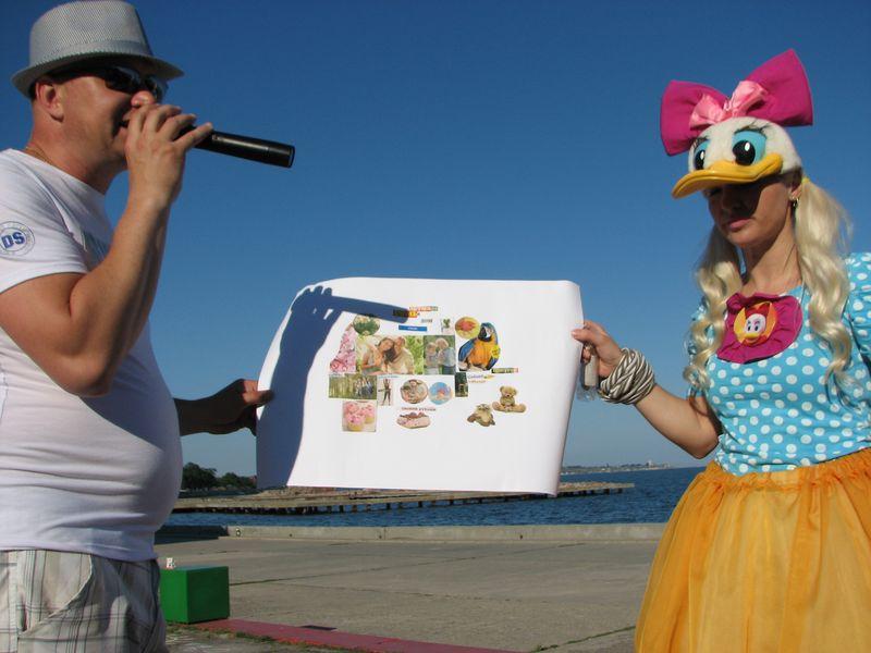 006 Verin i Ksenin kollazh v rukah veduschih na detskom prazdnike naberezhnoj Kerchi