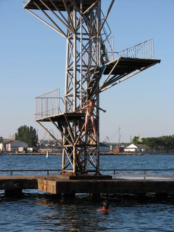 014 Ksenya prigaet s pervoj platformi vishki na kerchenskoj vodnoj stancii