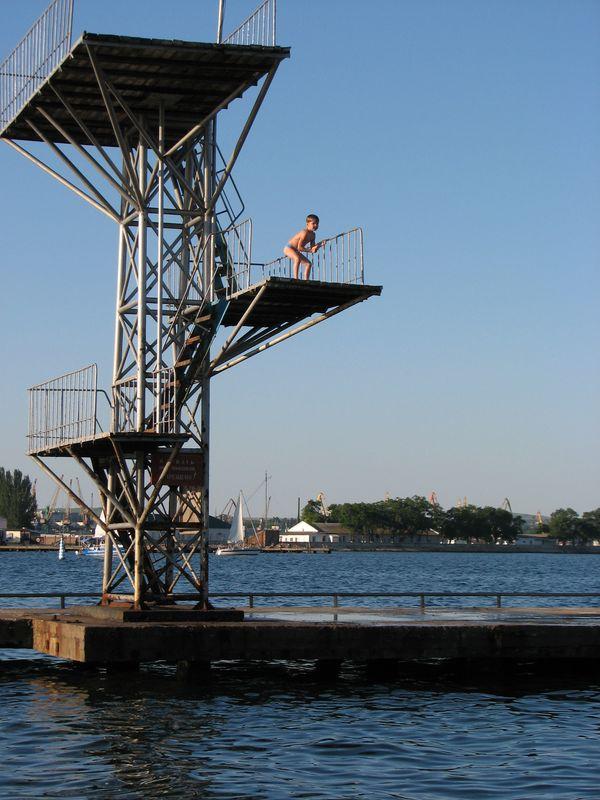 012 Savka podbadrivaet sebya tancem pered prizhkom so vtoroj platformi vishki na kerchenskoj vodnoj stancii 2