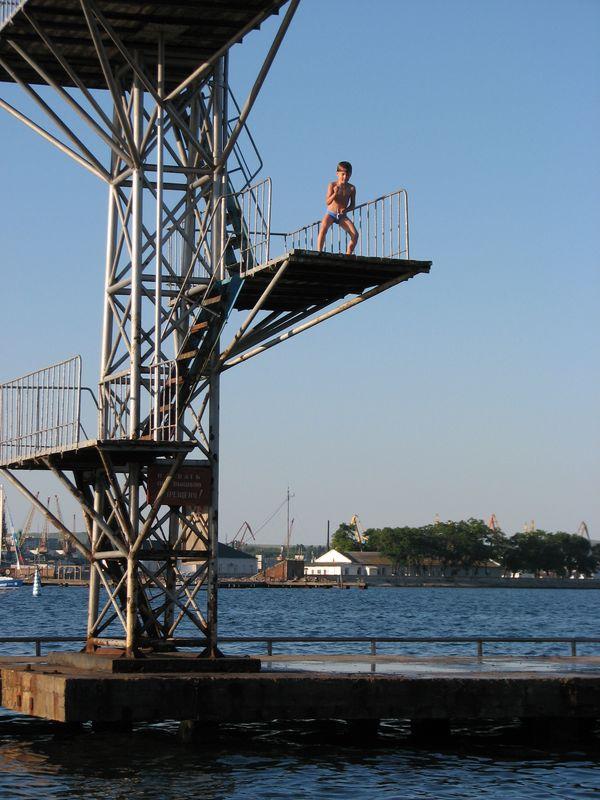 011 Savka podbadrivaet sebya tancem pered prizhkom so vtoroj platformi vishki na kerchenskoj vodnoj stancii 1