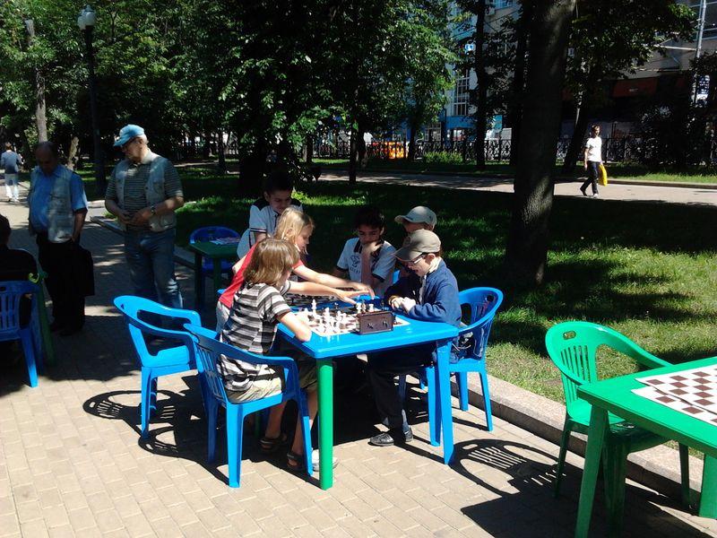 019 detki igrayut v shahmati v parke