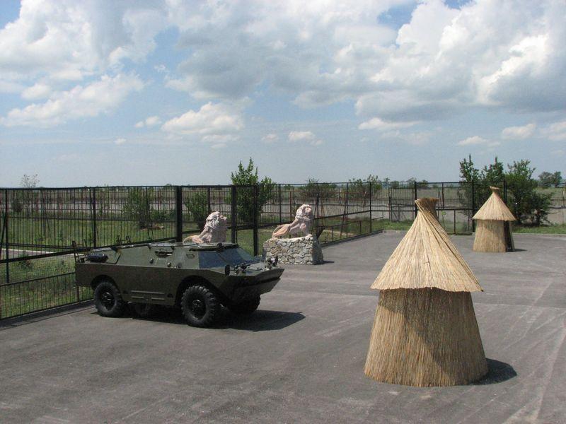 010 Hizhini i bronetransporter u vhoda v Safari-park Tajgan on zhe Park lvov