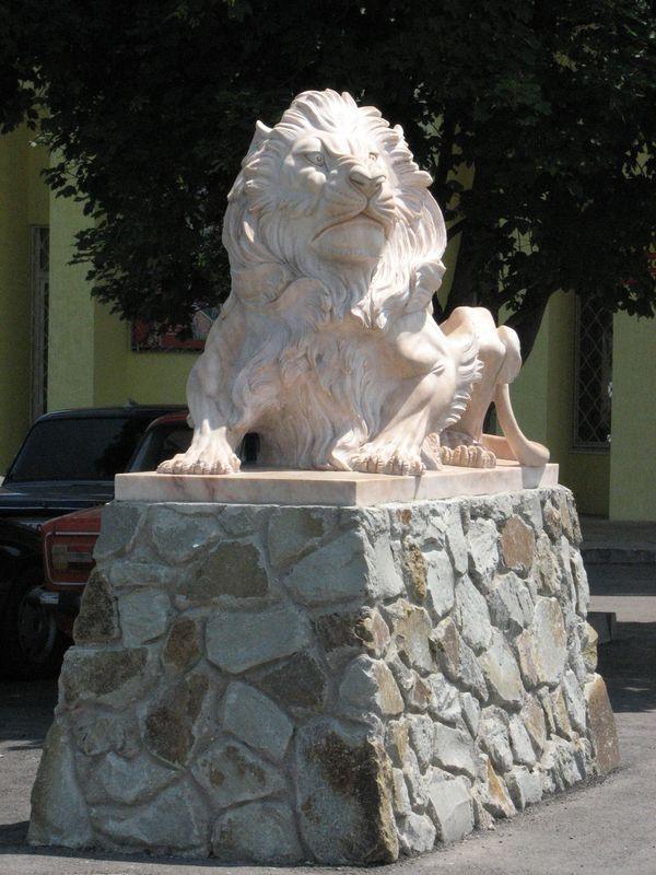 009 Lev u vhoda v Safar-park Tajgan on zhe Park lvov 2