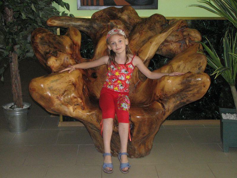 015 Krasivaya mebel v kafe Safari-parka Tajgan on zhe Park lvov 014