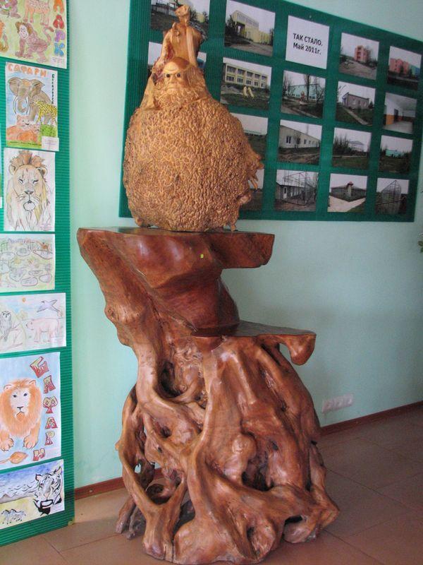 016 Skulptura iz dereva v kafe Safari-parka Tajgan on zhe Park lvov 01