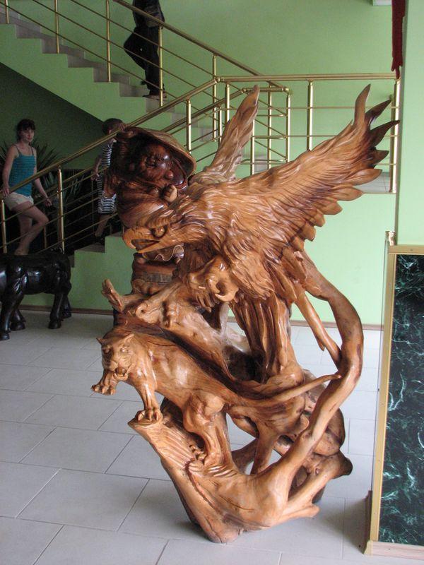 018 Skulptura iz dereva v kafe Safari-parka Tajgan on zhe Park lvov 03