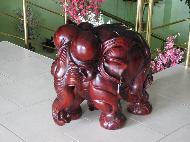 019 Slonik iz dereva v kafe Safari-parka Tajgan on zhe Park lvov 01