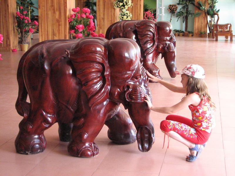 020 Slonik iz dereva v kafe Safari-parka Tajgan on zhe Park lvov 02