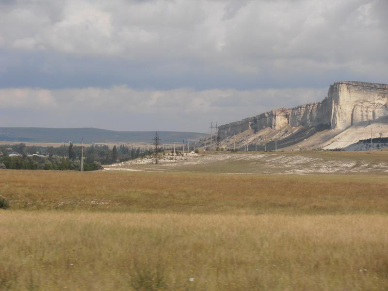 Belaya skala vid na vsyu stenu sprava