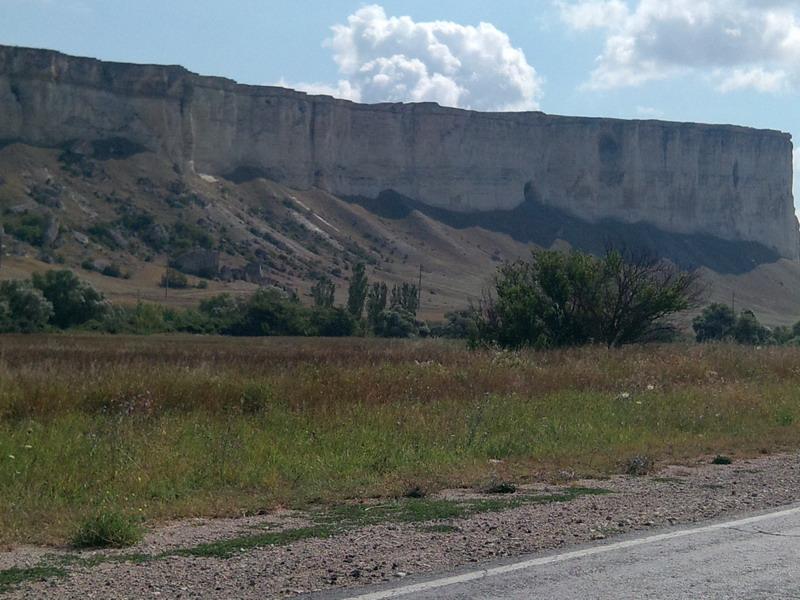 Belaya skala vid na vsyu stenu sleva