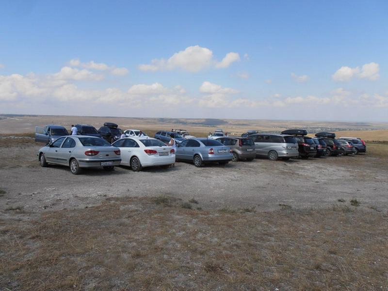 Vstrecha foruma na Beloj skale 2012 avtomobili soforumcev obschij plan