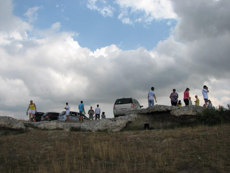 Vstrecha foruma na Beloj skale 2012 vid na lyudej i avtomobili snizu
