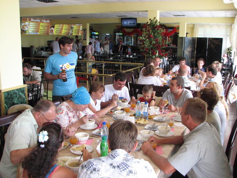 Obed soforumcev v kafe Belij lev v Safari parke Tajgan stol Dvoryannikova i Belie berega