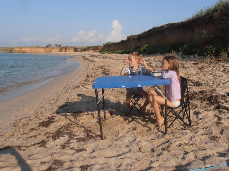 Ksenya i Savva edyat na plyazhe u lagerya na Belyause 2