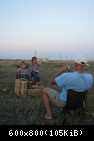 Verin papa fotografiruet kak Ksenya i Savva edyat shashlik v lagere na Belyause
