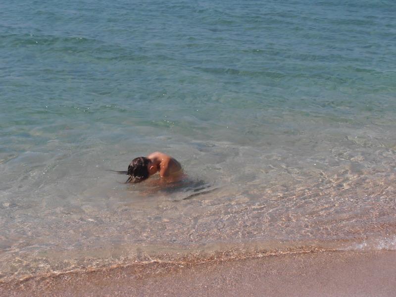 Ksenya s volosami iz vodi na dalnem plyazhe Belyausa 1