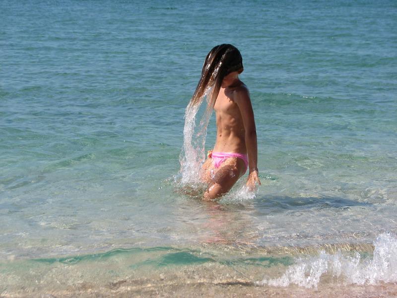 Ksenya s volosami iz vodi na dalnem plyazhe Belyausa 2