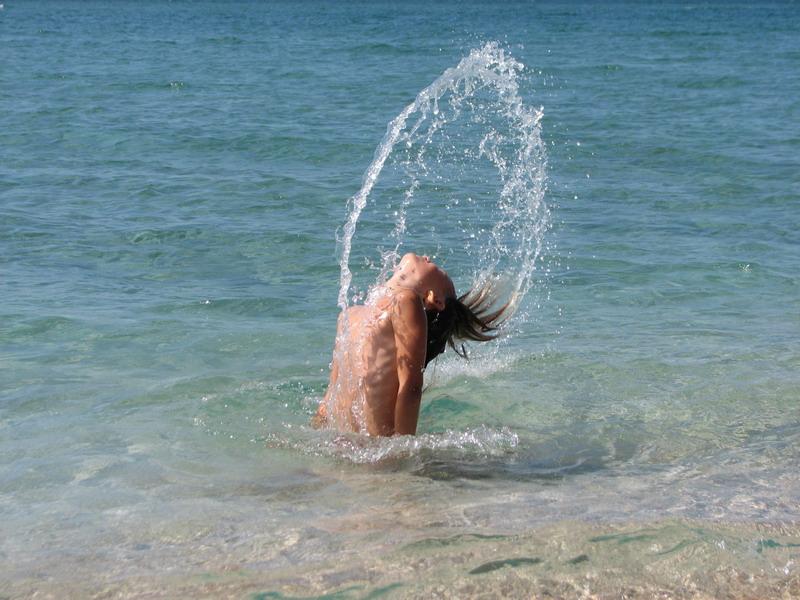 Ksenya s volosami iz vodi na dalnem plyazhe Belyausa 3