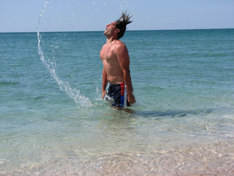 Ya s volosami iz vodi na dalnem plyazhe Belyausa 2