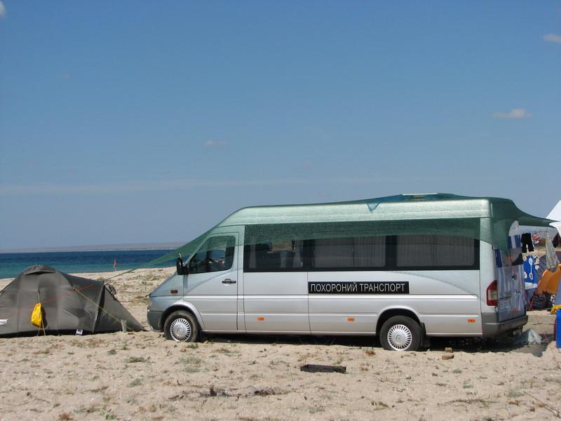 Pohoronnij transport na dalnem plyazhe Belyausa