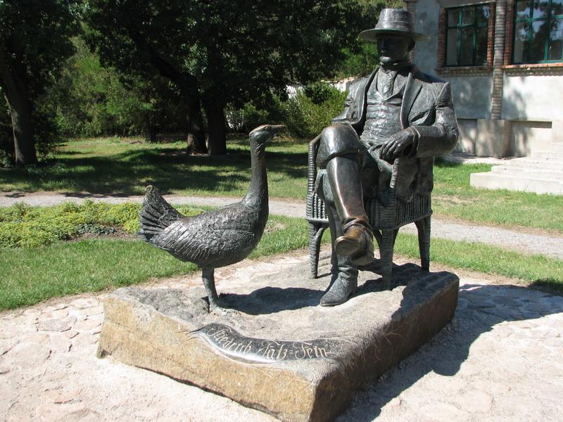 Pamyatnik Falcfejnu v zooparke Askaniya-Nova 1