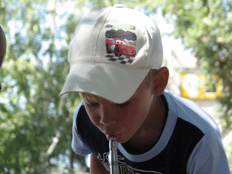 Savva piet iz kolonki s vodoj u vhoda v zoopark Askaniya-Nova