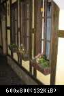 020 Restoran Balagan City Voronezh okna s cvetochnimi klumbami