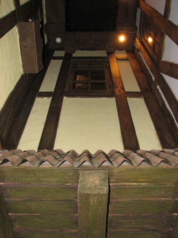 021 Restoran Balagan City Voronezh okno s cherepichnim kozirkom