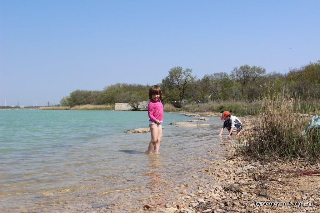 27 апреля. Дети открывают купальный сезон