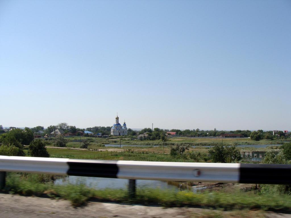 У трассы
