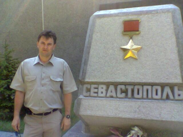 НА АЛЛЕЕ ГОРОДОВ-ГЕРОЕВ